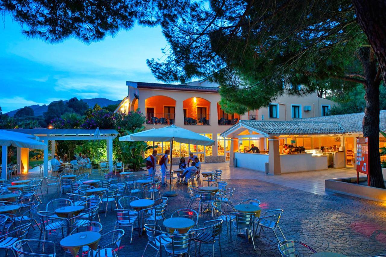 Amareclub Rocca Dorada Hotel Santa Margherita di Pula Bagian luar foto