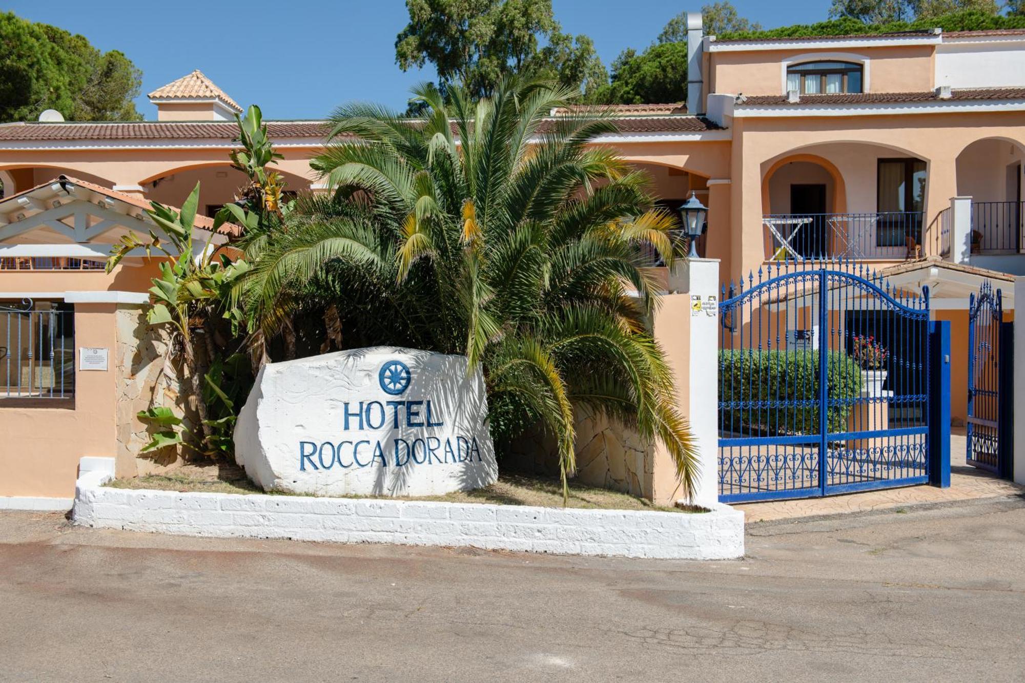 Amareclub Rocca Dorada Hotel Santa Margherita di Pula Bagian luar foto