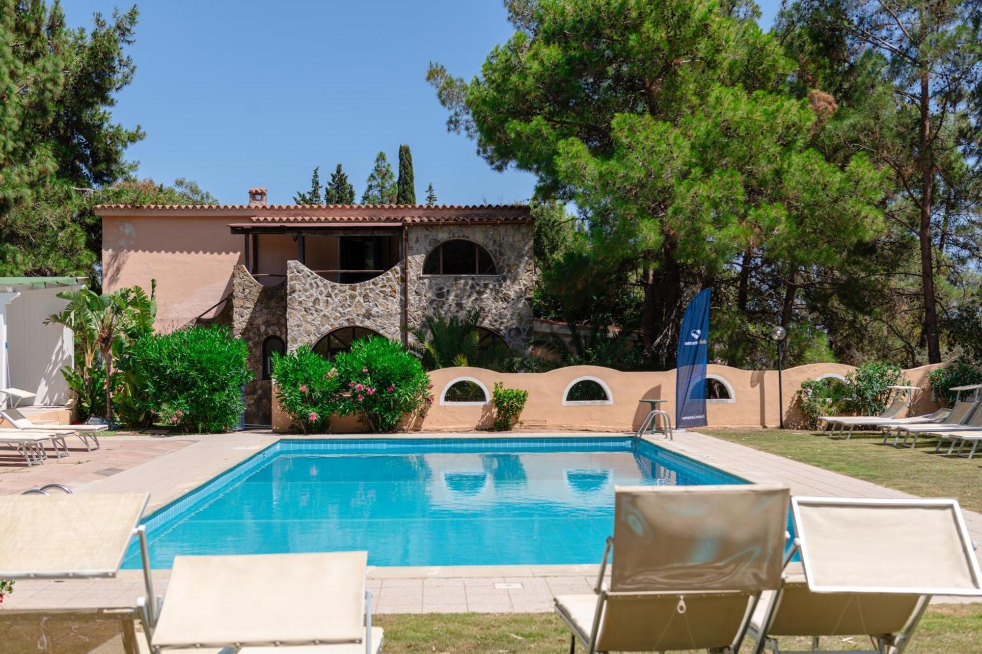Amareclub Rocca Dorada Hotel Santa Margherita di Pula Bagian luar foto