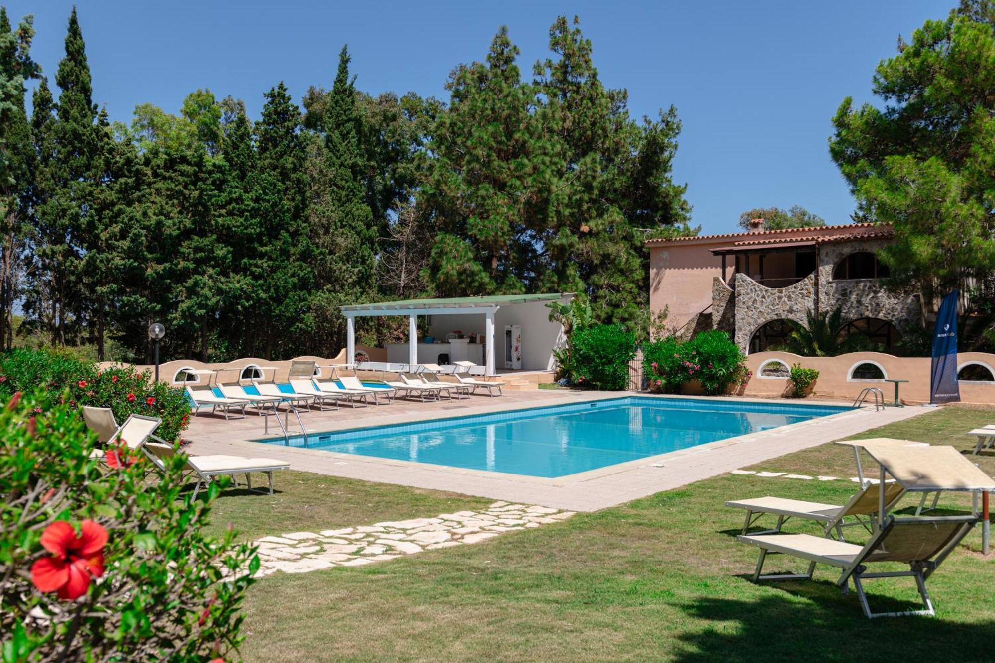 Amareclub Rocca Dorada Hotel Santa Margherita di Pula Bagian luar foto