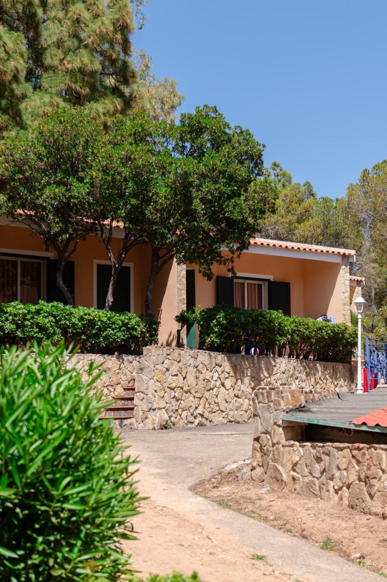 Amareclub Rocca Dorada Hotel Santa Margherita di Pula Bagian luar foto