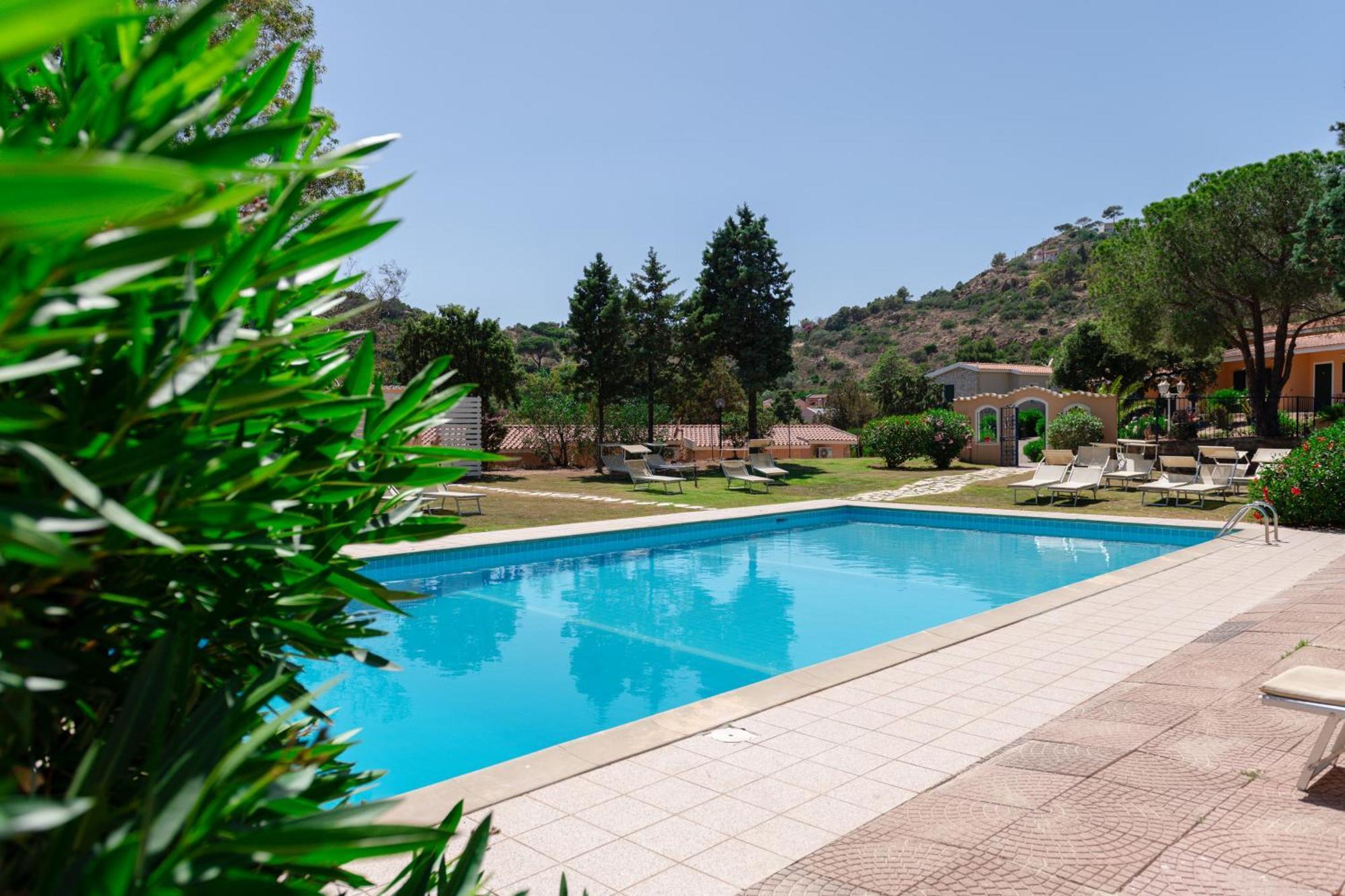 Amareclub Rocca Dorada Hotel Santa Margherita di Pula Bagian luar foto