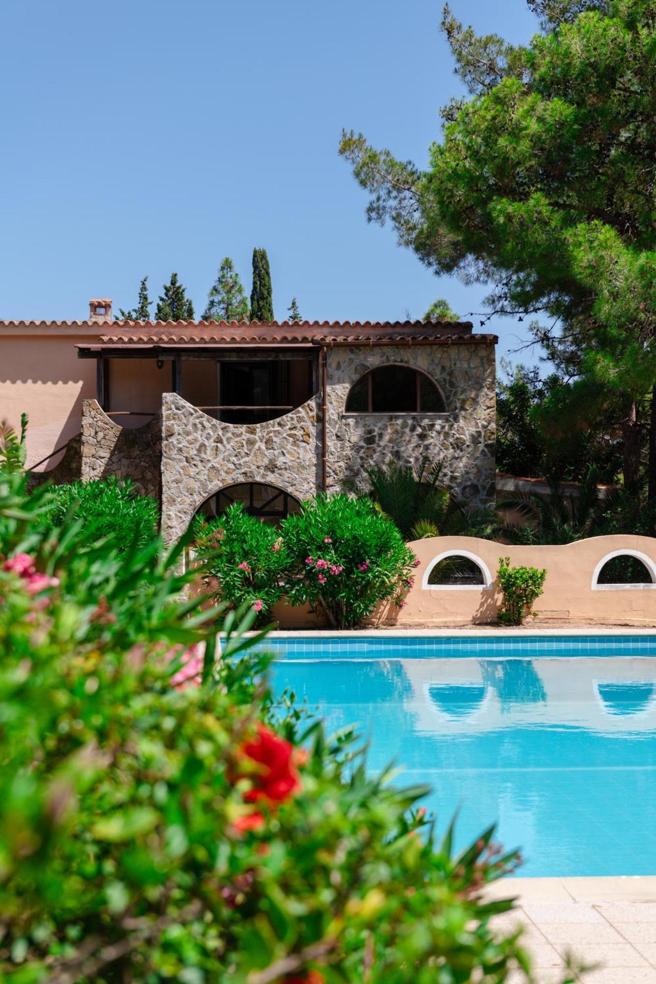 Amareclub Rocca Dorada Hotel Santa Margherita di Pula Bagian luar foto