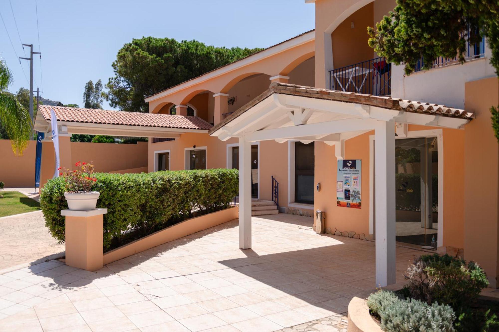 Amareclub Rocca Dorada Hotel Santa Margherita di Pula Bagian luar foto