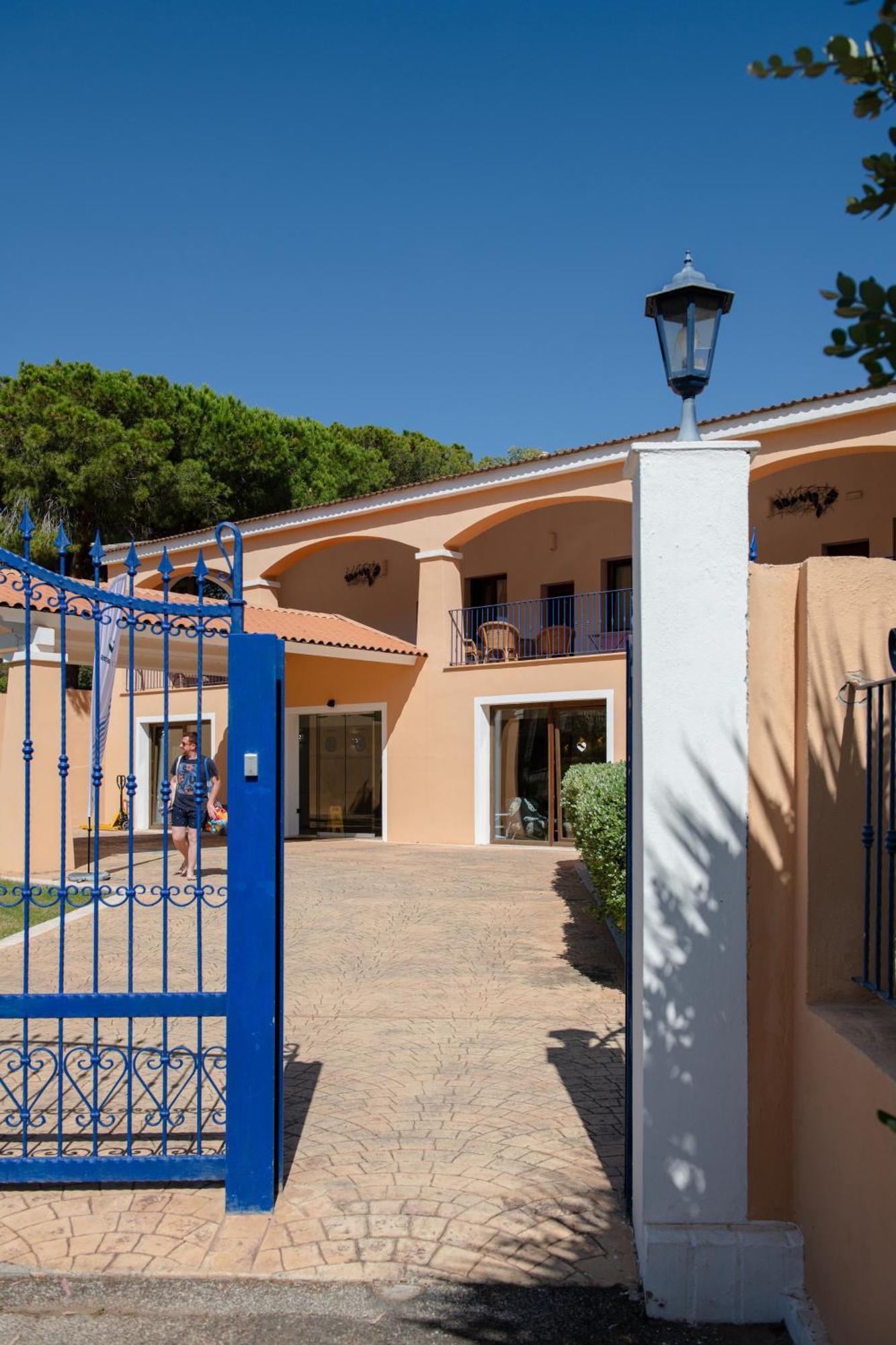Amareclub Rocca Dorada Hotel Santa Margherita di Pula Bagian luar foto